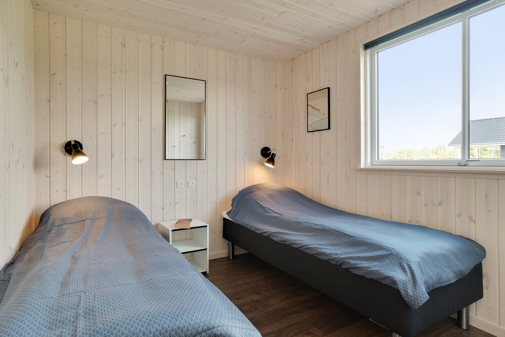 Ett av de 12 utmärkta sovrummen i lyxstuga nr 454 i Vestjylland.