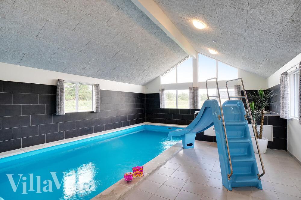 Sommarstuga 454 är inredd med en smakfull poolavdelning som har vattenrutschbana, ett stort inbyggt spapad och bastu