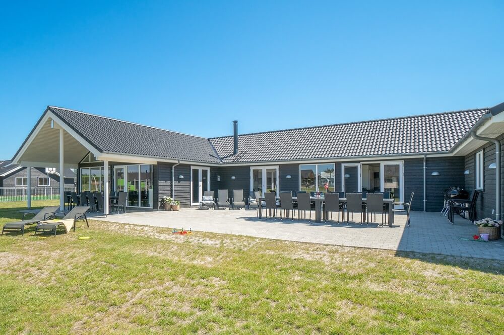 Den praktfulla poolstugan nr 454 med plats för 30 personer ligger i Vestjylland