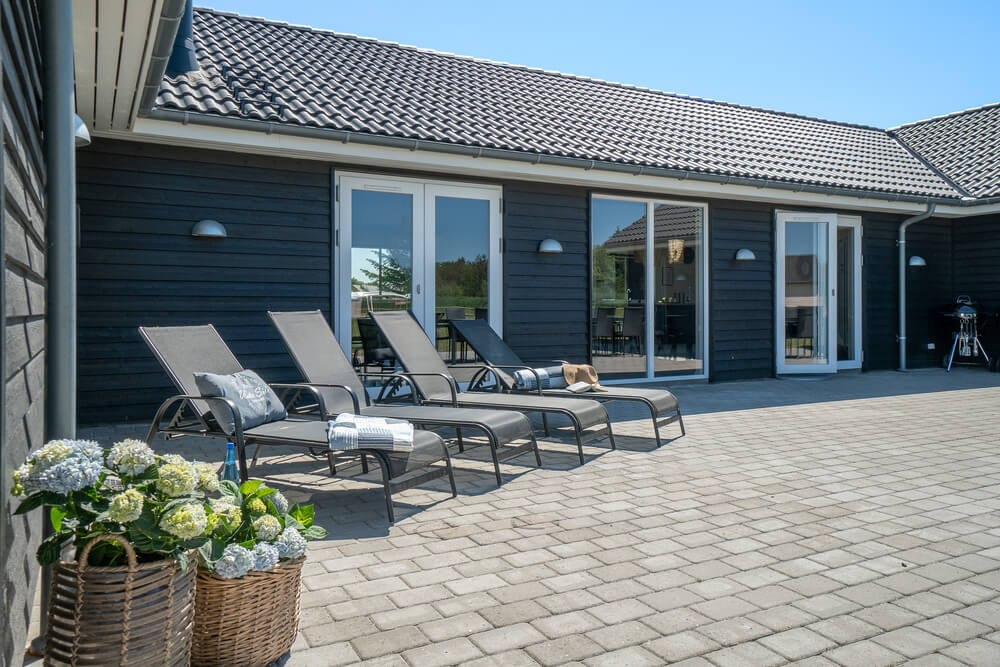 På terrassen i sommarhus nr 454 finns det plats för upp till 30 gäster.