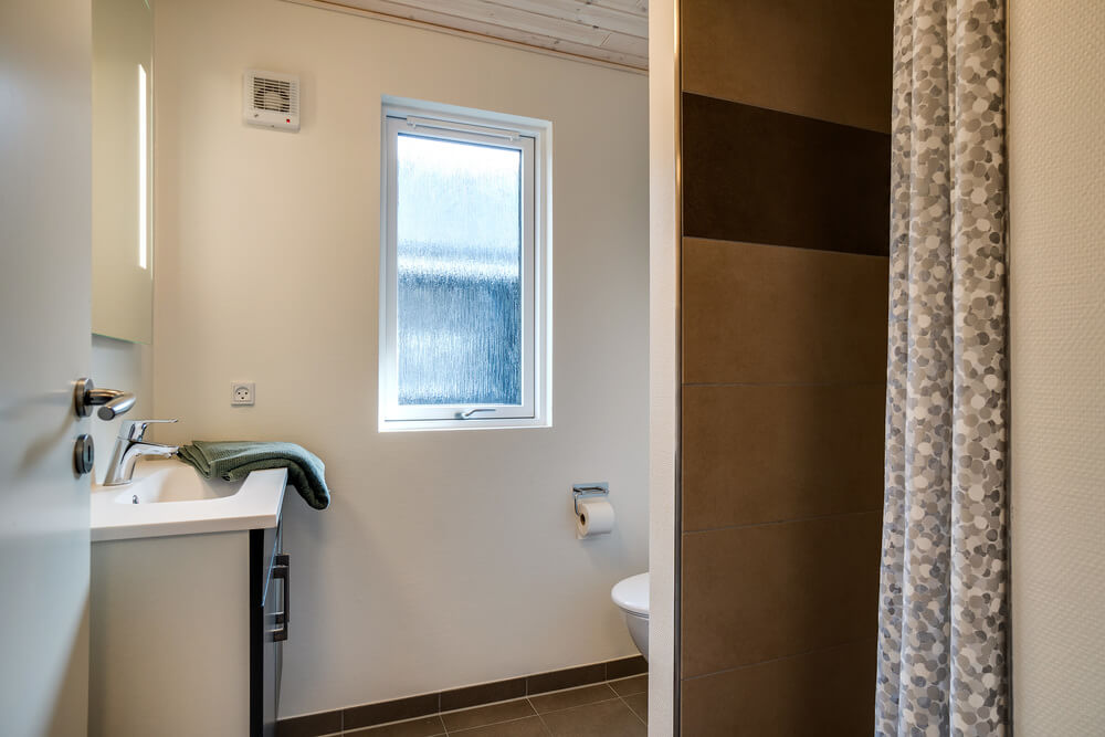 Ett duschrum finns i lyxstuga nr 458 för 18 personer.