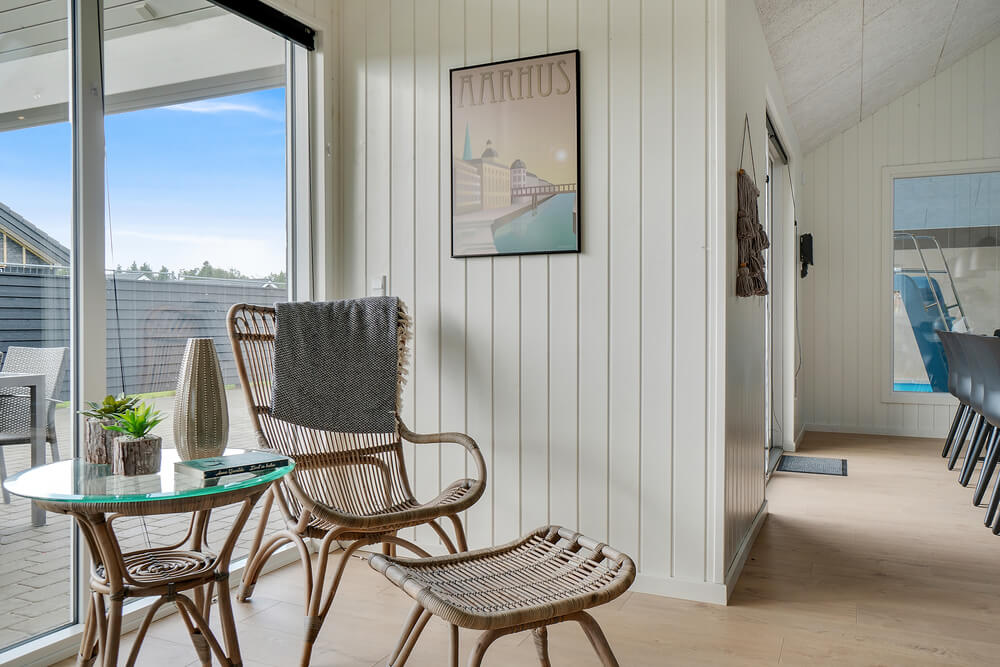 Det stora ljusa vardagsrummet i lyxstuga nr 458 för 18.