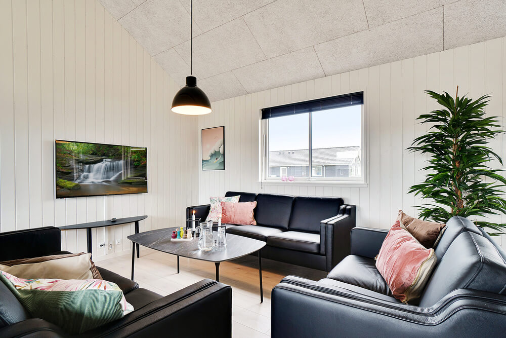 Det stora ljusa vardagsrummet i lyxstuga nr 467 för 30.