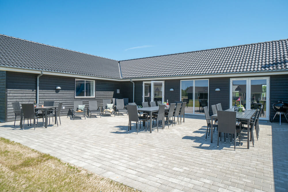 Njut av en grillkväll på terrassen i lyxstuga nr 467 i Vestjylland