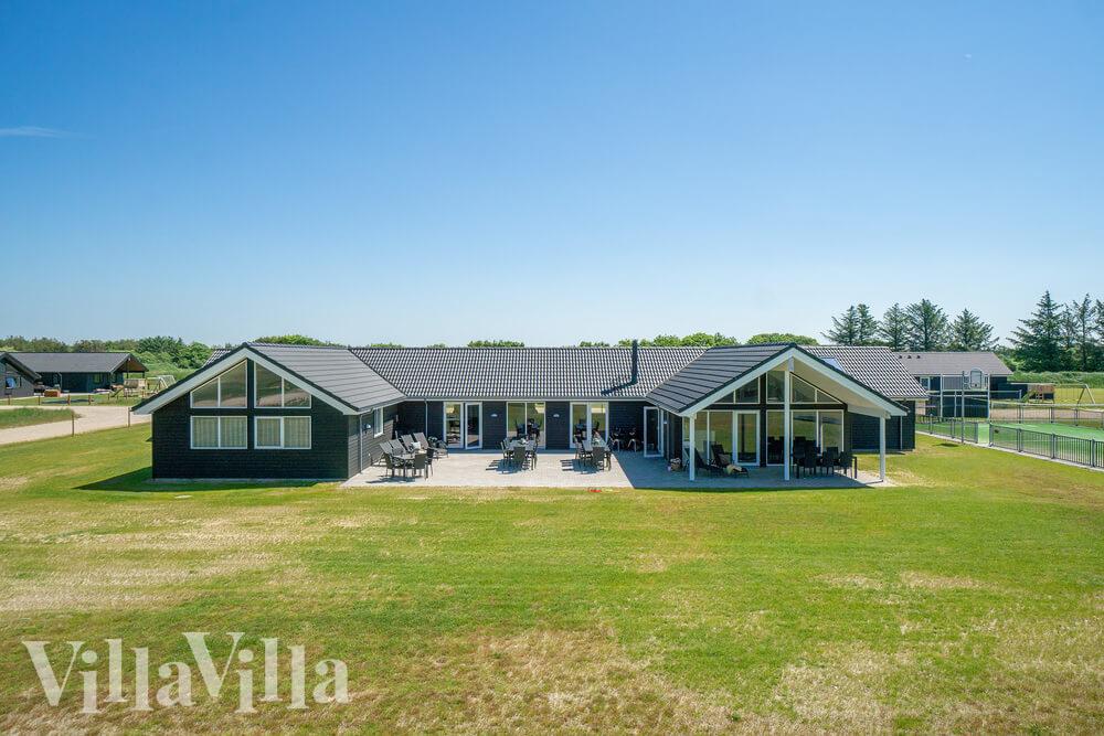 Den praktfulla poolstugan nr 467 med plats för 30 personer ligger i Vestjylland