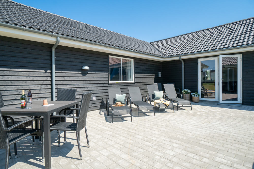 Stor terrass i lyxstuga nr 467 i Vestjylland.