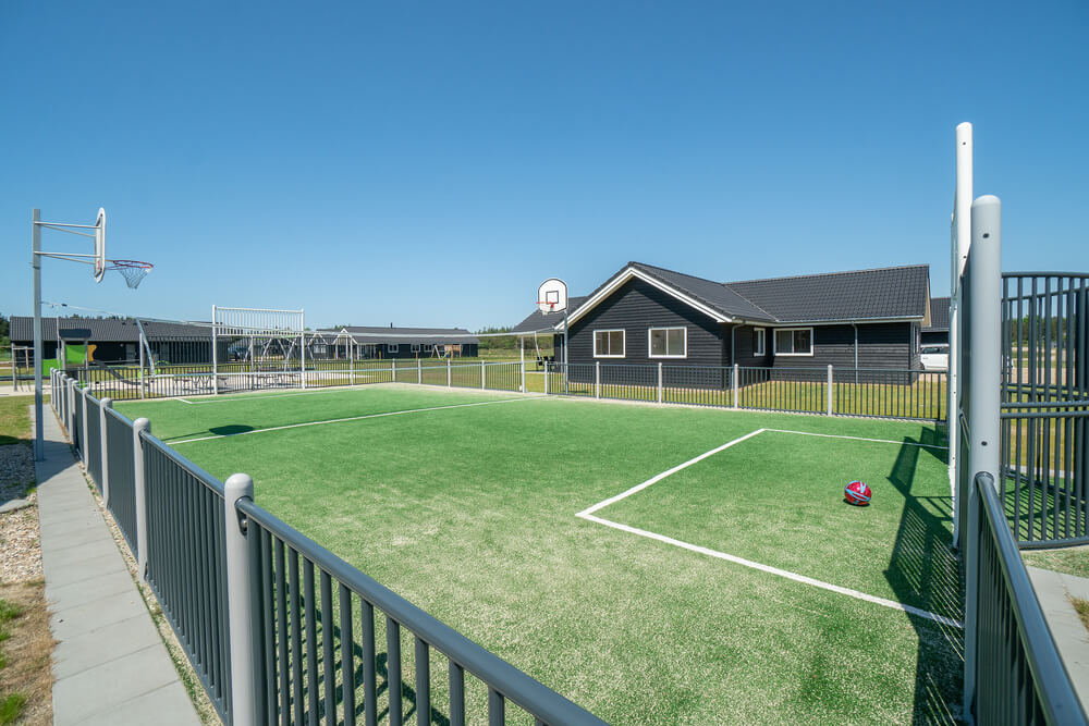 Till den trevliga sommarstugan nr 467 i Vestjylland erbjuds en mängd utomhusaktiviteter, t.ex. lektorn och gungor