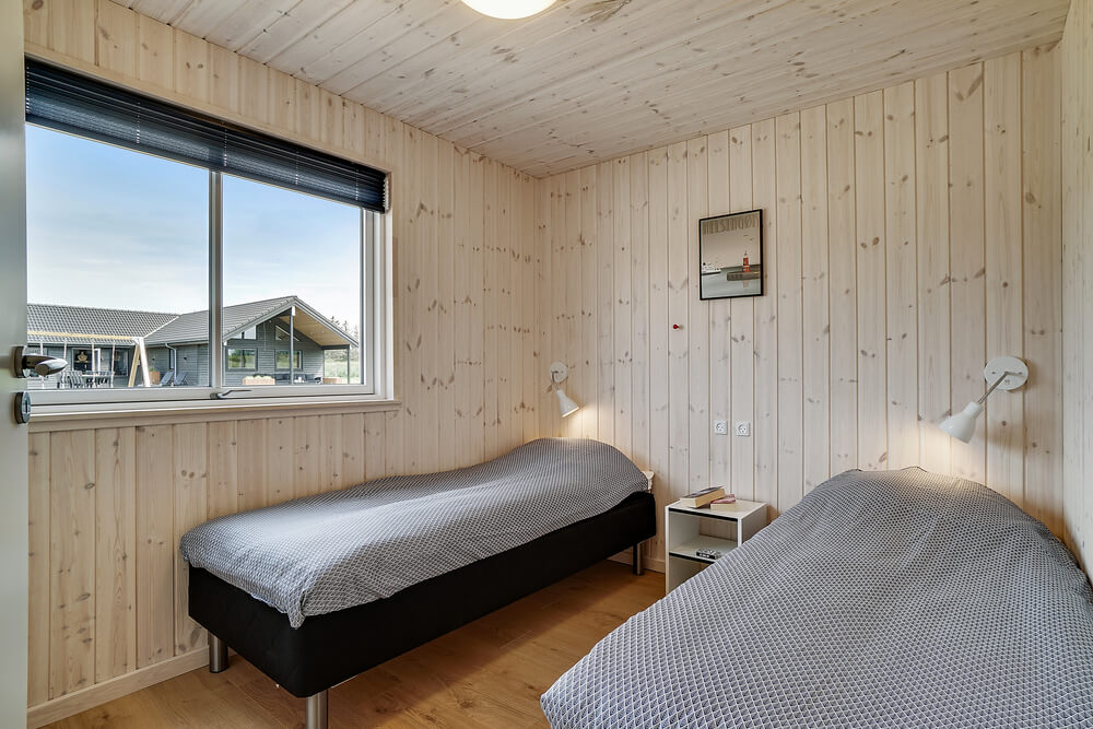 Ett av de 9 utmärkta sovrummen i lyxstuga nr 461 i Vestjylland.
