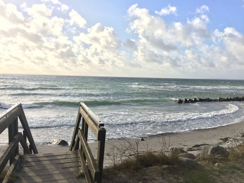 Den vackra stranden i närheten av lyxhus 447 vid Lolland/Falster/Møn.