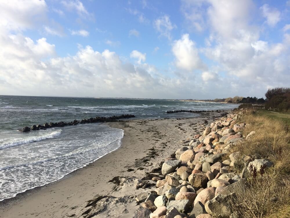 Stranden i närheten av lyxhus 447.