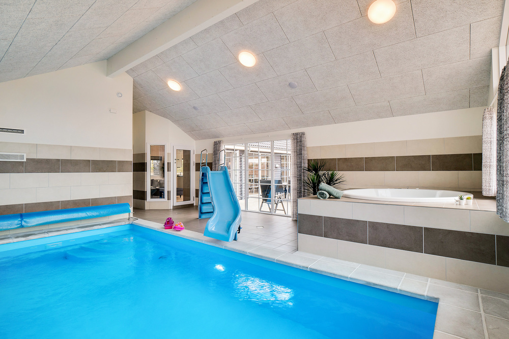 Sommarstuga 465 är inredd med en smakfull poolavdelning som har vattenrutschbana, ett stort inbyggt spapad och bastu