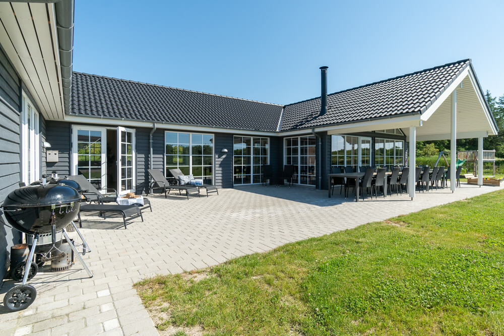 Stor terrass i lyxstuga nr 465 i Vestjylland.