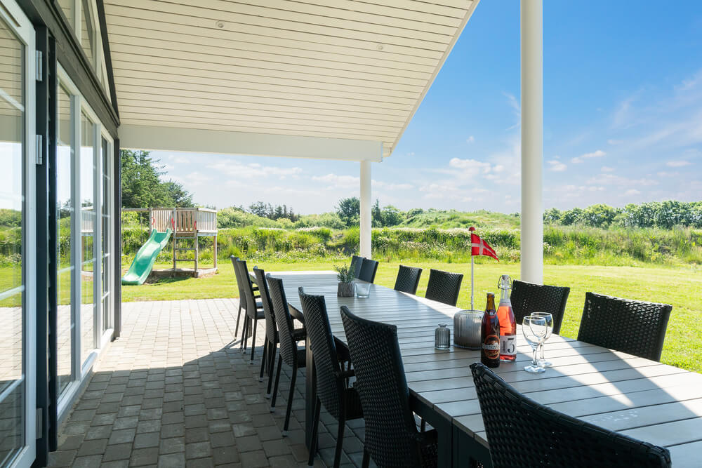 På terrassen i sommarhus nr 465 finns det plats för upp till 20 gäster.