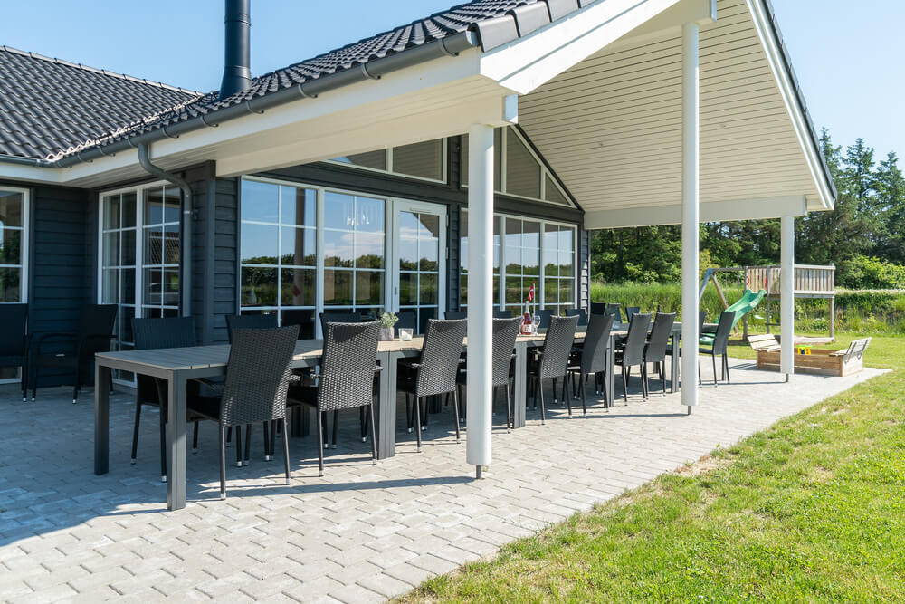 Lyxstuga nr 465 har en härlig terrass med sköna trädgårdsmöbler för 20 personer.