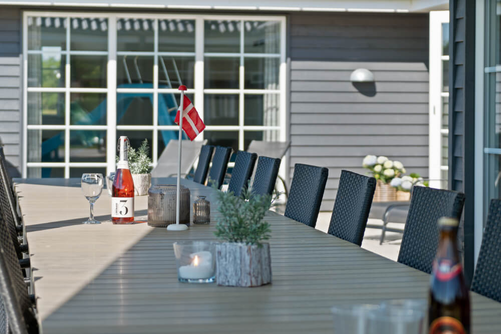 Njut av en grillkväll på terrassen i lyxstuga nr 465 i Vestjylland
