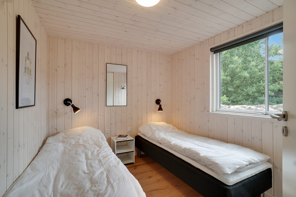Ett av de 7 utmärkta sovrummen i lyxstuga nr 449 i Bornholm.