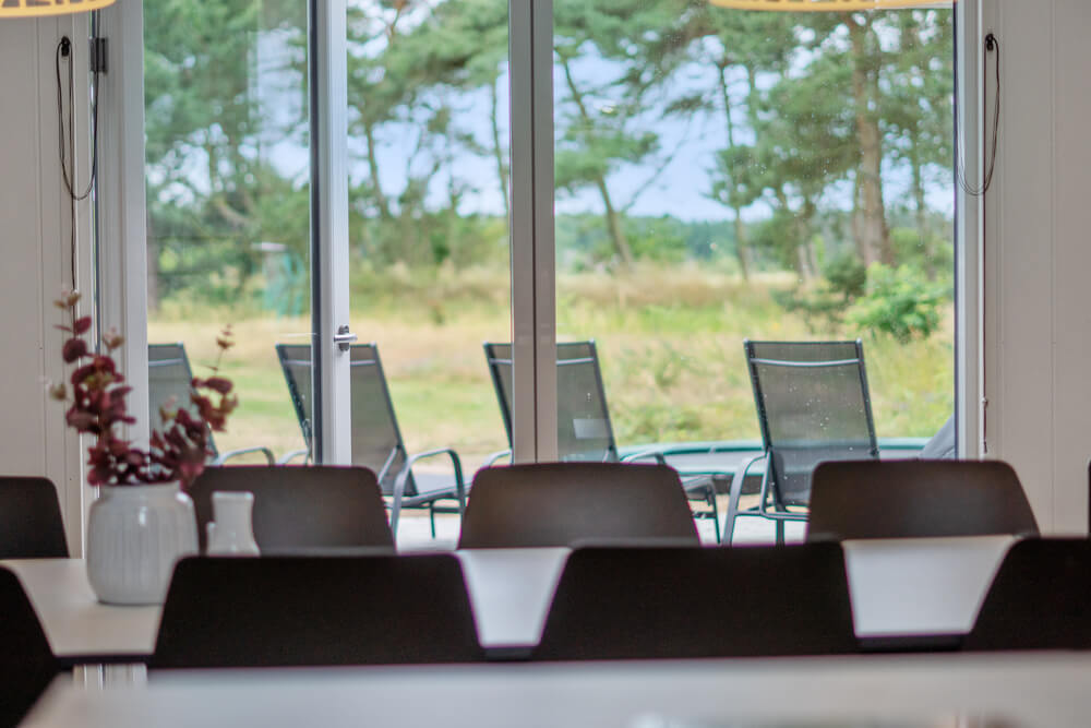 Ni kan sitta 18 personer tillsammans i vardagsrummet när ni besöker lyxhus nr 449 i Bornholm.
