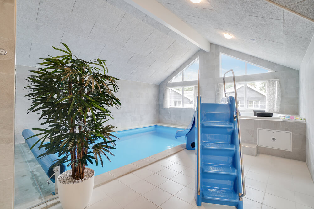 Den härliga poolen i lyxstuga nr 449 för 18 personer