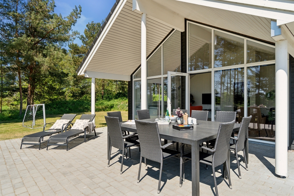 Njut av en grillkväll på terrassen i lyxstuga nr 449 i Bornholm