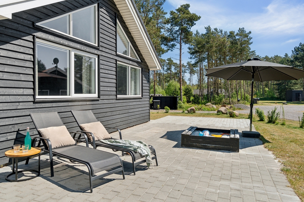 På terrassen i sommarhus nr 449 finns det plats för upp till 18 gäster.