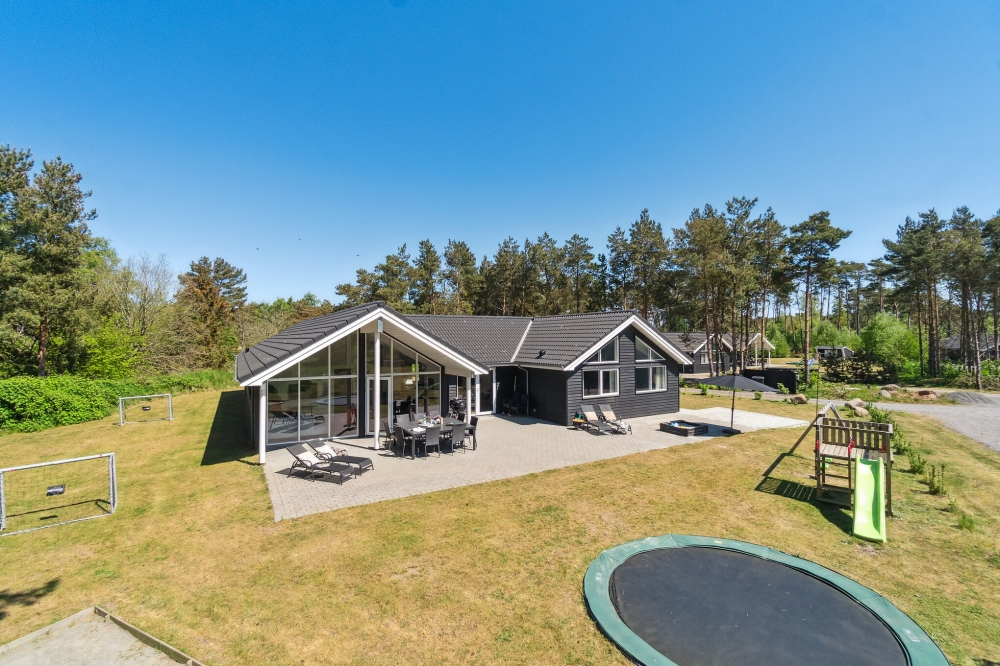 Den praktfulla poolstugan nr 449 med plats för 18 personer ligger i Bornholm
