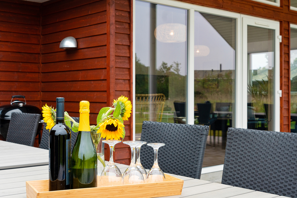 Njut av en grillkväll på terrassen i lyxstuga nr 472 i Østjylland