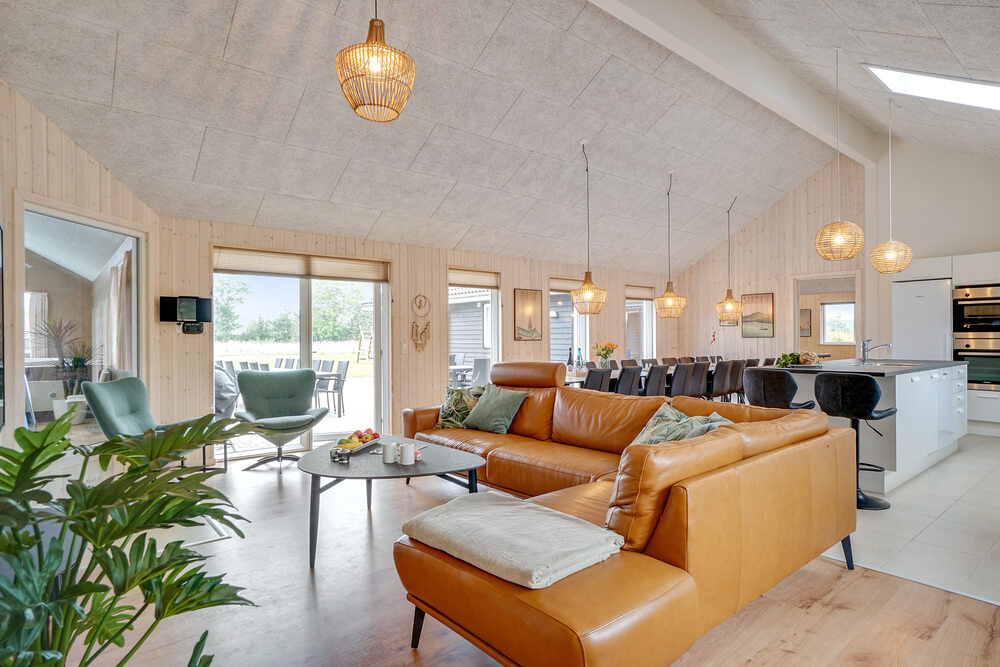 Det stora ljusa vardagsrummet i lyxstuga nr 474 för 20.