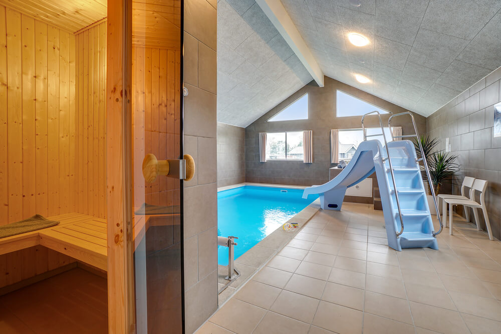 Den härliga poolen i lyxstuga nr 474 för 20 personer