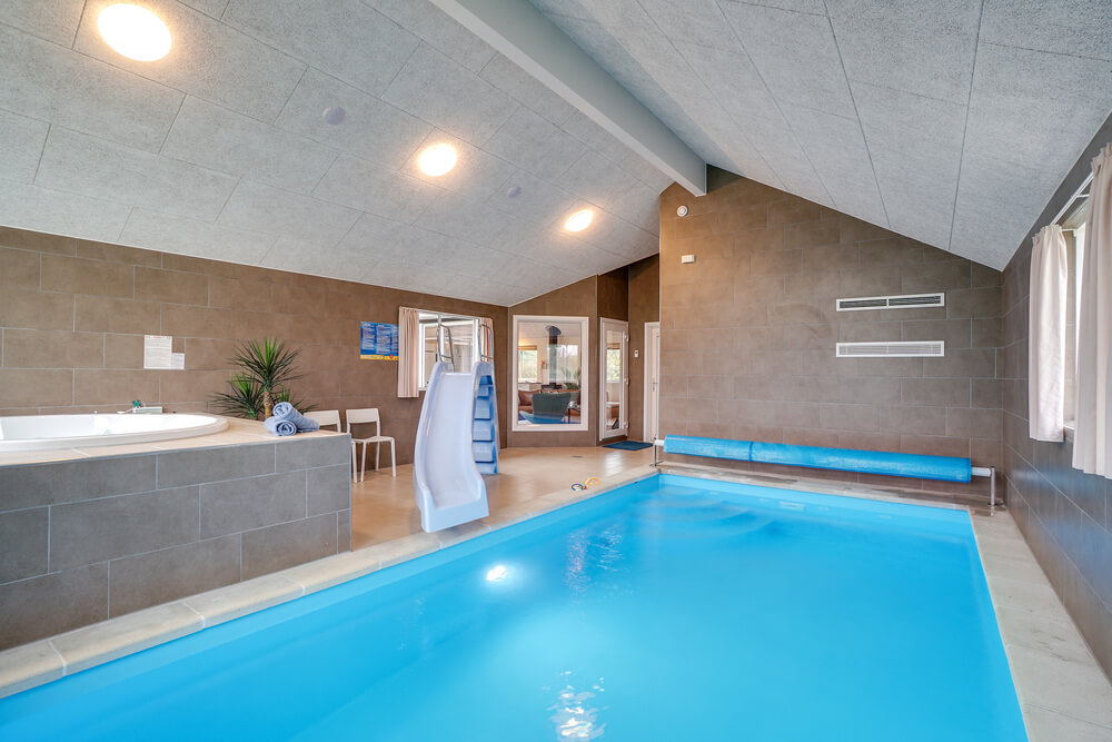 Sommarstuga 474 är inredd med en smakfull poolavdelning som har vattenrutschbana, ett stort inbyggt spapad och bastu