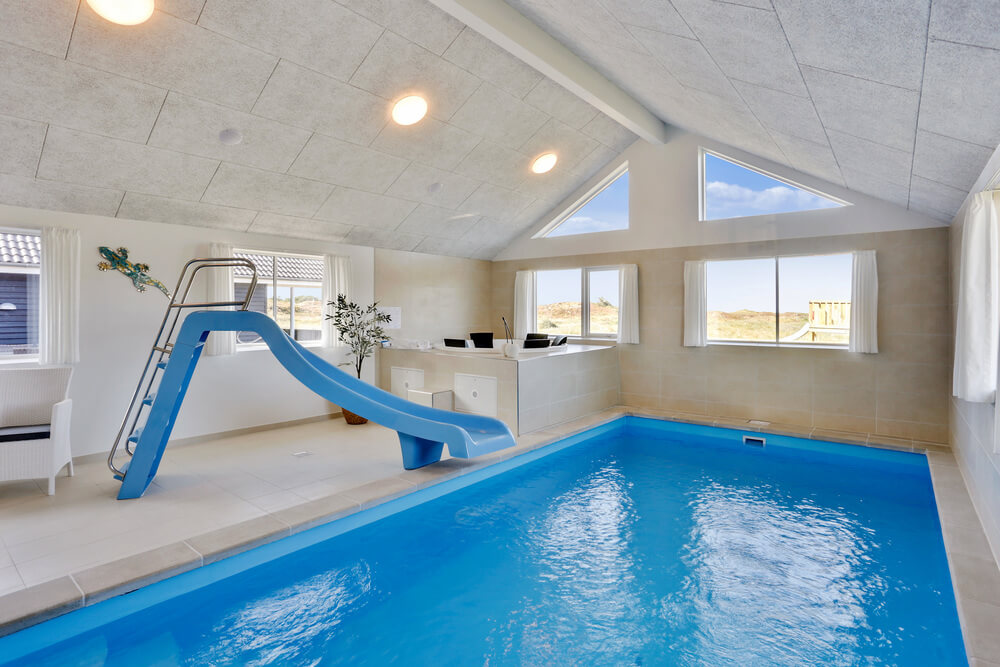 Den härliga poolen i lyxstuga nr 476 för 20 personer