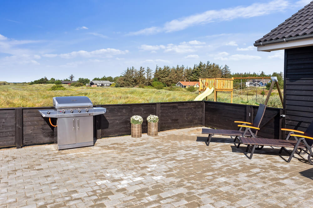 På terrassen i sommarhus nr 476 finns det plats för upp till 20 gäster.