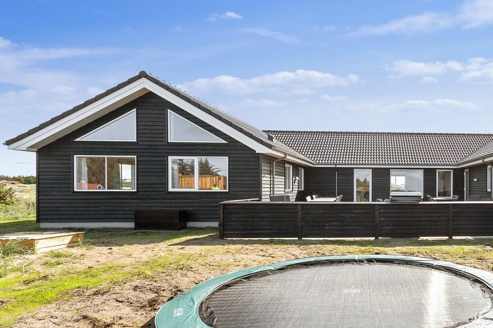 Till den trevliga sommarstugan nr 476 i Nordjylland erbjuds en mängd utomhusaktiviteter, t.ex. lektorn och gungor