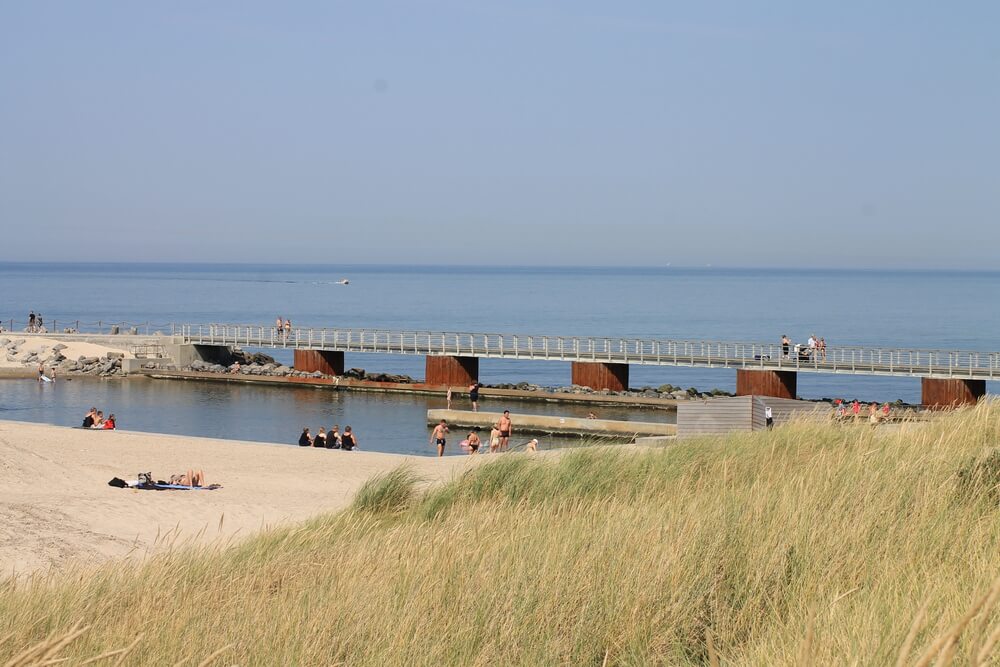 Stranden i närheten av lyxhus 476.