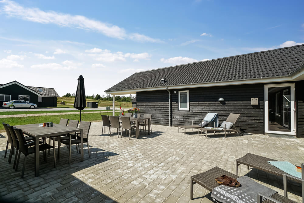 Stor terrass i lyxstuga nr 451 i Østjylland.