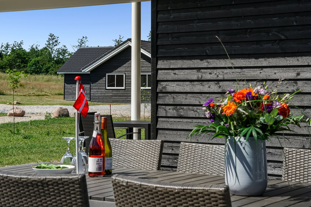 På terrassen i sommarhus nr 451 finns det plats för upp till 20 gäster.