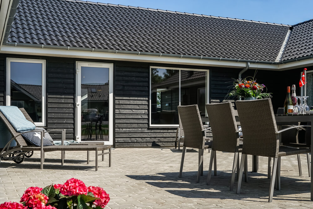 Njut av en grillkväll på terrassen i lyxstuga nr 451 i Østjylland