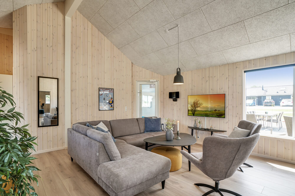 Det stora ljusa vardagsrummet i lyxstuga nr 451 för 20.
