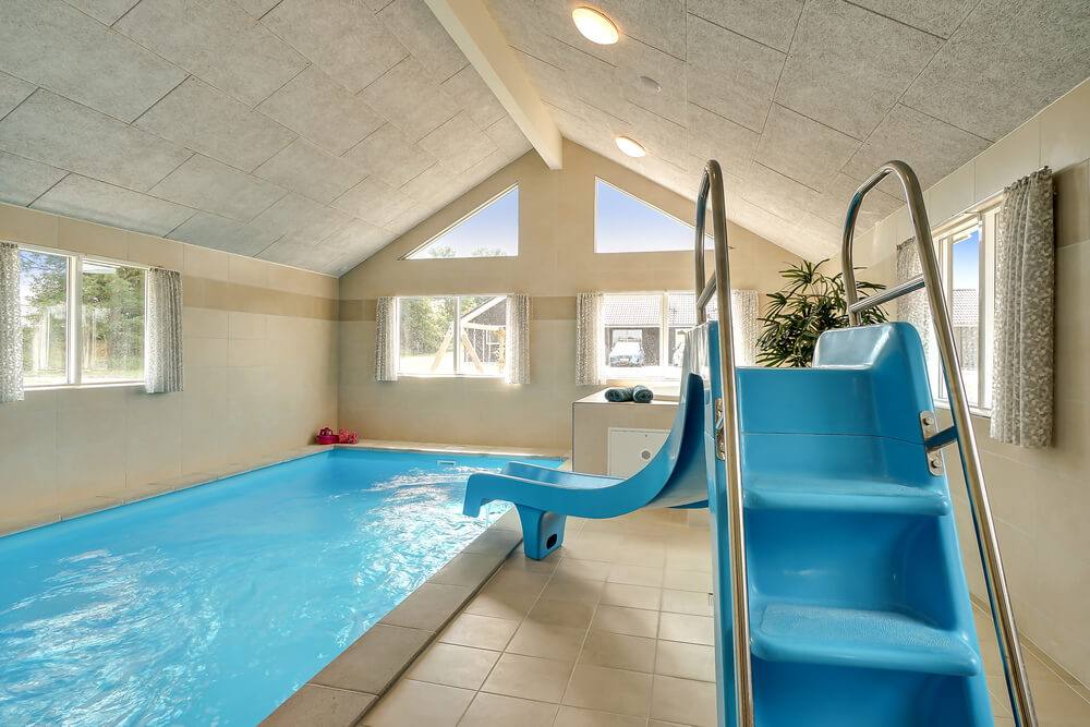 Sommarstuga 451 är inredd med en smakfull poolavdelning som har vattenrutschbana, ett stort inbyggt spapad och bastu
