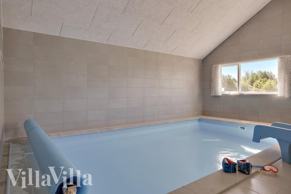 Den härliga poolen i lyxstuga nr 459 för 16 personer