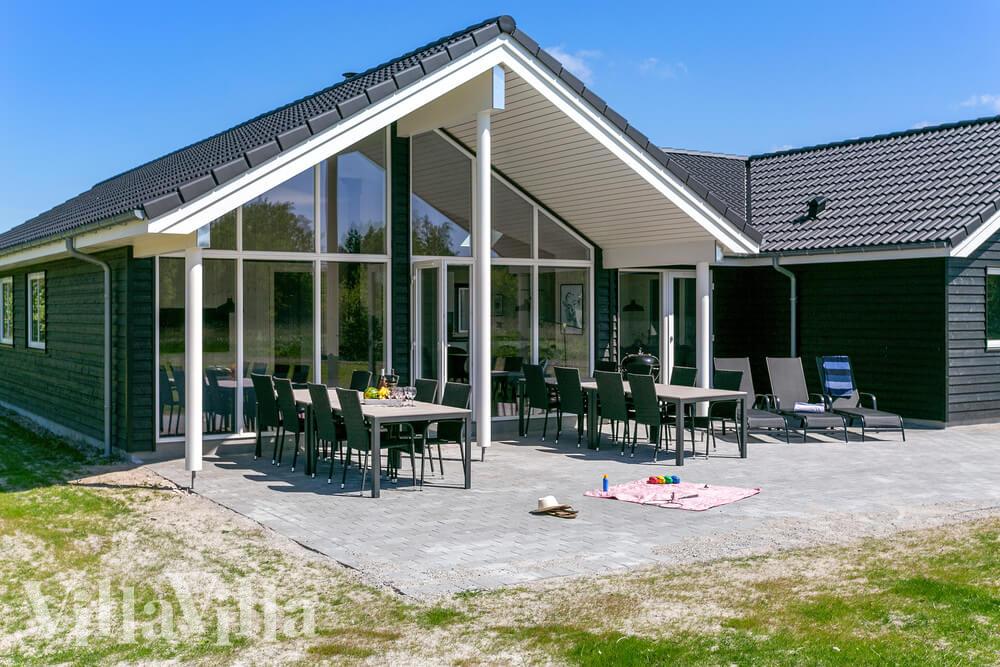 Den praktfulla poolstugan nr 459 med plats för 16 personer ligger i Lolland/Falster/Møn