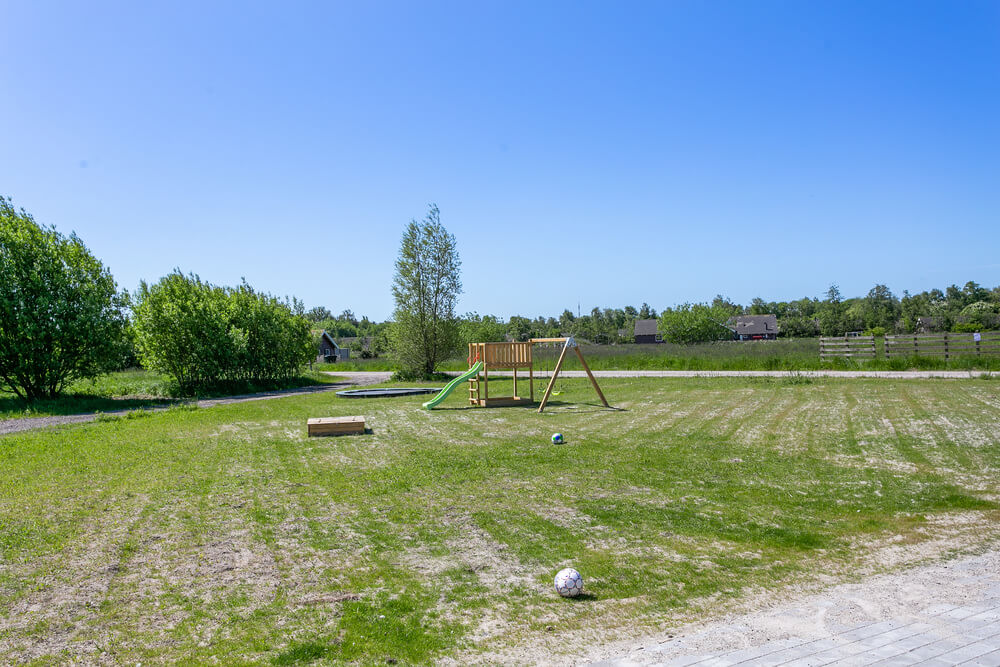 Till den trevliga sommarstugan nr 459 i Lolland/Falster/Møn erbjuds en mängd utomhusaktiviteter, t.ex. lektorn och gungor