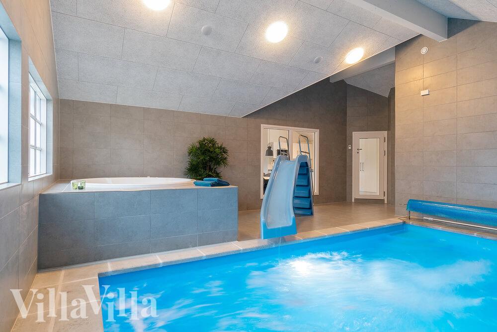 Den härliga poolen i lyxstuga nr 460 för 18 personer