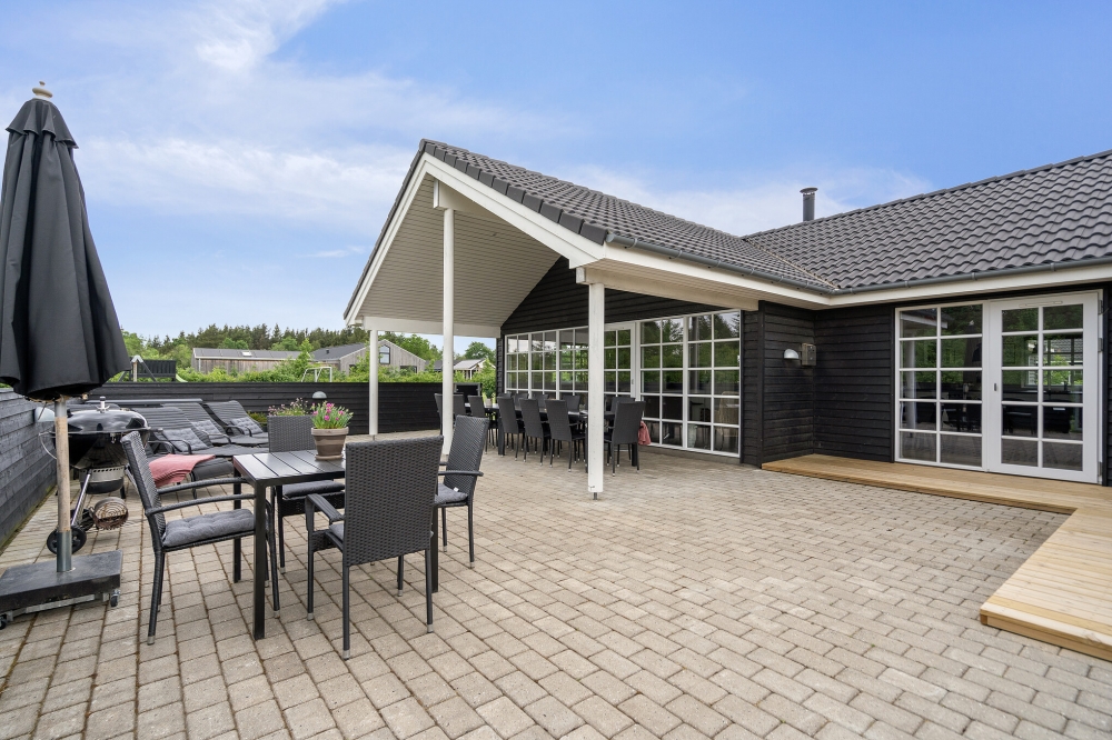 Njut av en grillkväll på terrassen i lyxstuga nr 460 i Vestjylland