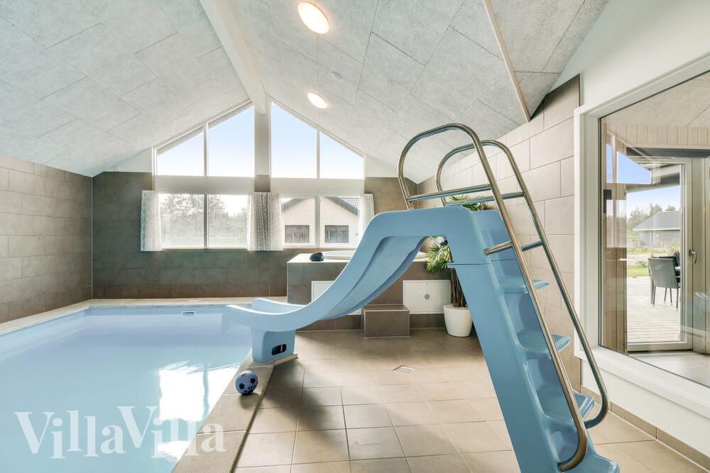 Sommarstuga 464 är inredd med en smakfull poolavdelning som har vattenrutschbana, ett stort inbyggt spapad och bastu