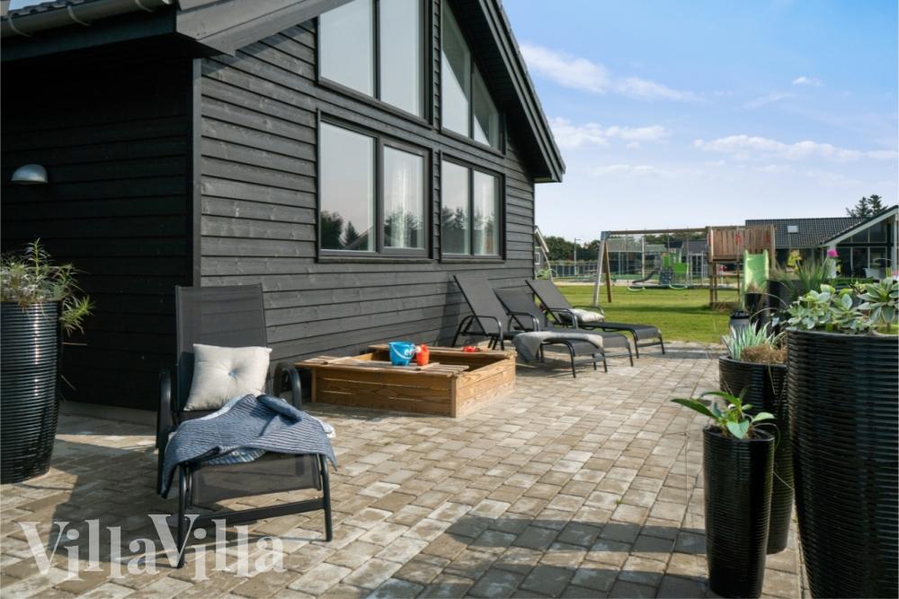 Lyxstuga nr 464 har en härlig terrass med sköna trädgårdsmöbler för 16 personer.