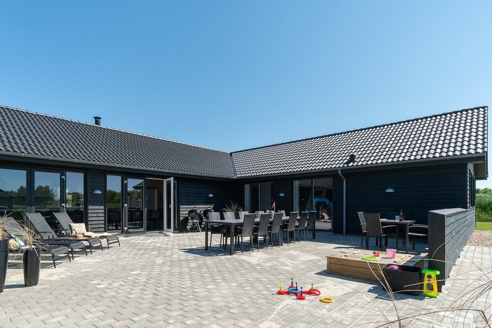 Stor terrass i lyxstuga nr 462 i Vestjylland.