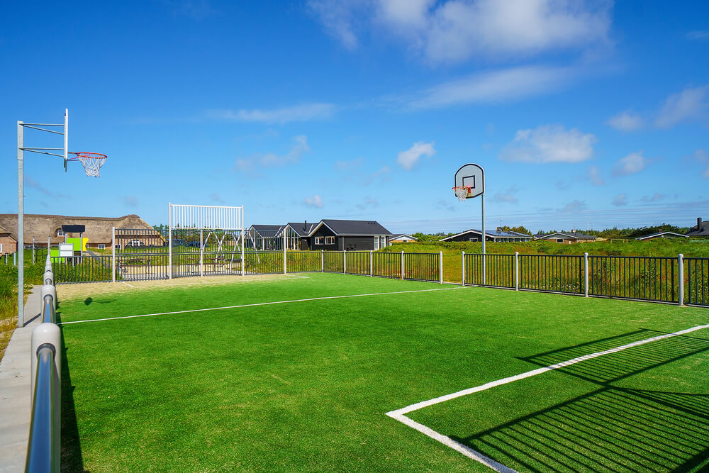 Till den trevliga sommarstugan nr 478 i Vestjylland erbjuds en mängd utomhusaktiviteter, t.ex. lektorn och gungor