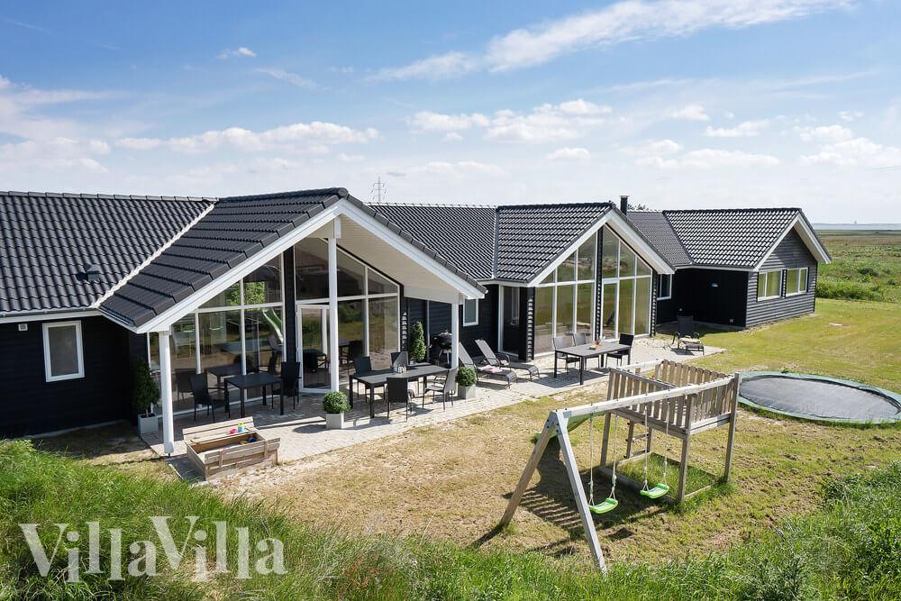 Den praktfulla poolstugan nr 477 med plats för 18 personer ligger i Vestjylland