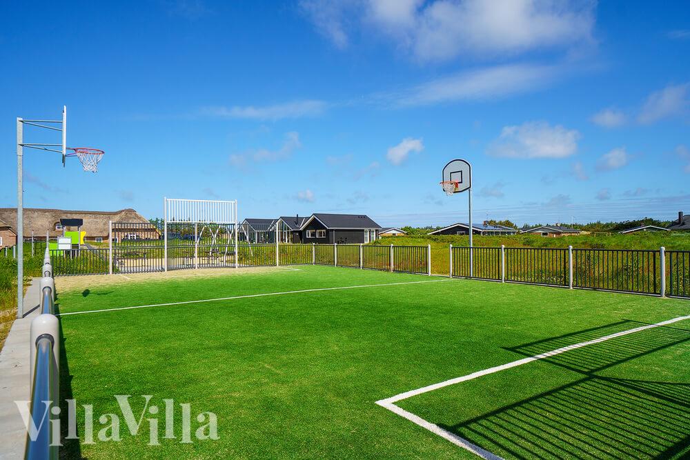 Till den trevliga sommarstugan nr 477 i Vestjylland erbjuds en mängd utomhusaktiviteter, t.ex. lektorn och gungor