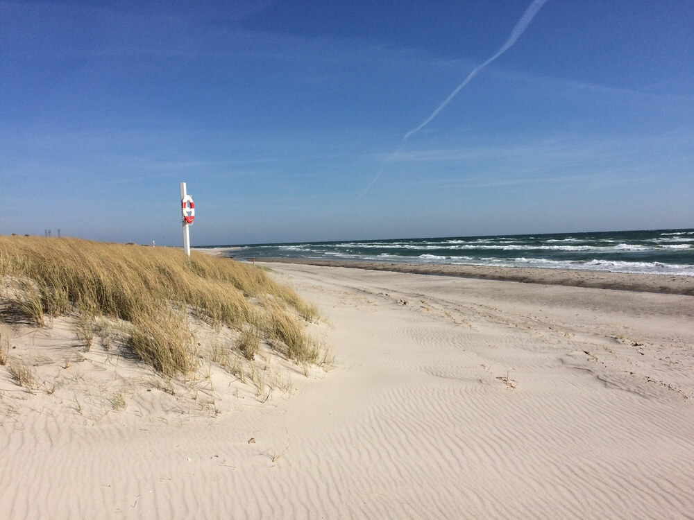 Stranden i närheten av lyxhus 479 i Østjylland bjuder in till en promenad.